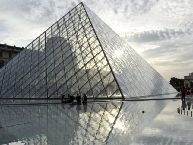 Σύλληψη 9 υπόπτων για απάτη ύψους 10 εκατ. ευρώ με την έκδοση εισιτηρίων για το Λούβρο και τις Βερσαλλίες