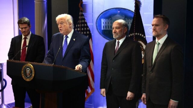 Ο Τραμπ επιβάλλει πρόσθετους δασμούς 10% σε όλες τις χώρες για πέντε μήνες