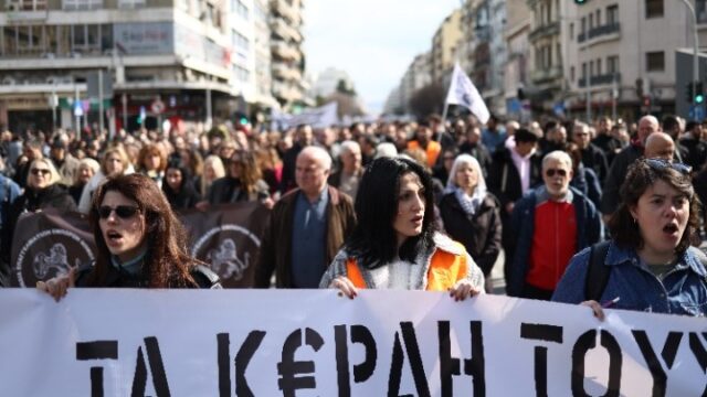 Μαζική συμμετοχή χιλιάδων ανθρώπων στη συγκέντρωση στη Θεσσαλονίκη για τα τρία χρόνια από την τραγωδία στα Τέμπη