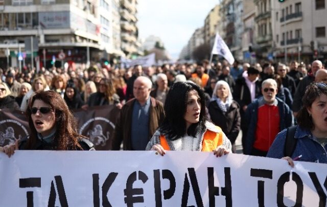 Μαζική συμμετοχή χιλιάδων ανθρώπων στη συγκέντρωση στη Θεσσαλονίκη για τα τρία χρόνια από την τραγωδία στα Τέμπη
