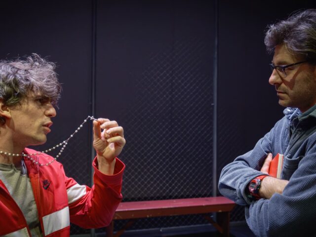 Μια Άλλη Θήβα: Η παράσταση-φαινόμενο επιστρέφει το καλοκαίρι του 2026