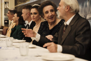 “Τζένη Τζένη”: Πρώτες φωτογραφίες από την πολυαναμενόμενη παραγωγή σε σκηνοθεσία Νίκου Καραθάνου