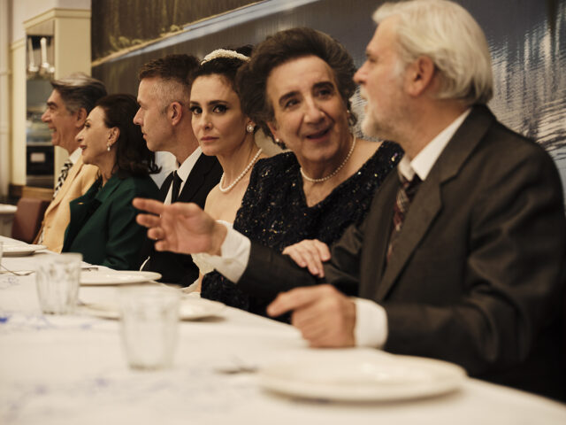 “Τζένη Τζένη”: Πρώτες φωτογραφίες από την πολυαναμενόμενη παραγωγή σε σκηνοθεσία Νίκου Καραθάνου