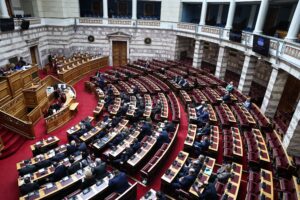 Βουλή: Έκτακτα μέτρα για τον αφθώδη πυρετό – Έντονη αντιπαράθεση Λαζαρίδη με Πολάκη