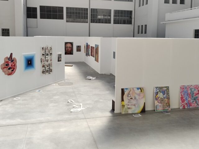 Πίσω από τη βιτρίνα: γυναίκες της δουλειάς και της ζωής