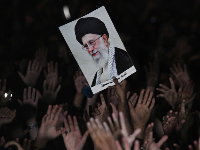 Ιράν: Αναβλήθηκε η κηδεία του αγιατολάχ Αλί Χαμενεΐ