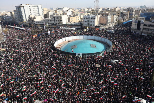 Ιράν: Χιλιάδες άνθρωποι συγκεντρώθηκαν στην Τεχεράνη υπέρ του νέου ανώτατου ηγέτη