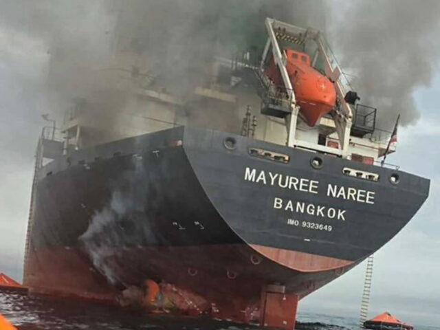 Κλιμακώνεται ο πόλεμος στον Κόλπο – Πλοία καίγονται, το πετρέλαιο εκτοξεύεται