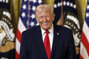 Αντίστροφη μέτρηση για τελεσίγραφο Τραμπ σε Ιράν να ανοίξει Στενά του Ορμούζ