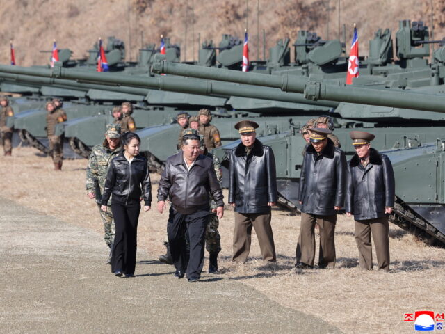 Βόρεια Κορέα: Ο Κιμ και η κόρη του δοκίμασαν ένα νέο άρμα μάχης [ΒΙΝΤΕΟ]