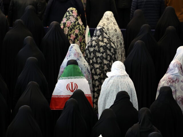 Παρά τον πόλεμο, χιλιάδες Ιρανοί γιόρτασαν το τέλος του Ραμαζανιού