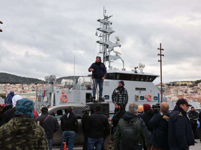 Λέσβος: Κτηνοτρόφoι «μπλόκαραν» την αποβίβαση φορτηγών από πλοίο