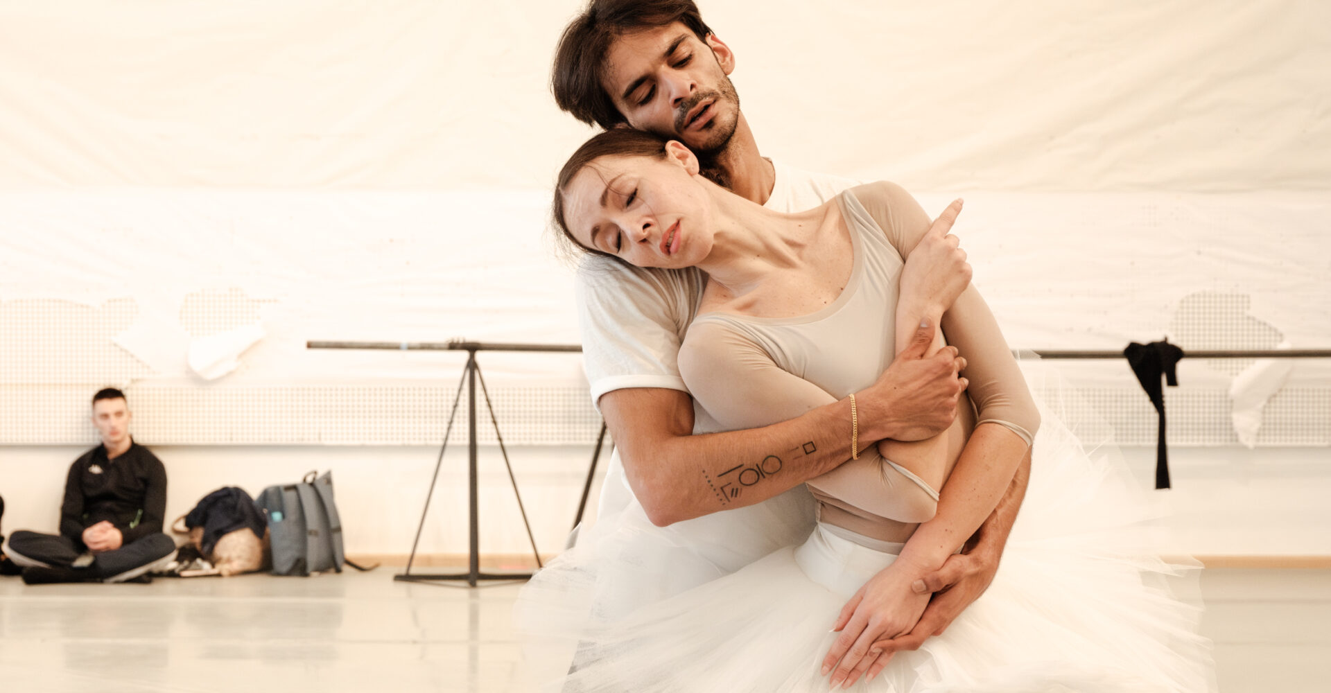 Constantine Allen: «Πρέπει να είμαστε δίκαιοι. Δεν κάθεται κάθε οικογένεια στο τραπέζι συζητώντας για μπαλέτο και όπερα»