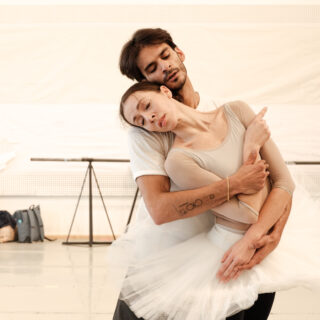 Constantine Allen: «Πρέπει να είμαστε δίκαιοι. Δεν κάθεται κάθε οικογένεια στο τραπέζι συζητώντας για μπαλέτο και όπερα»