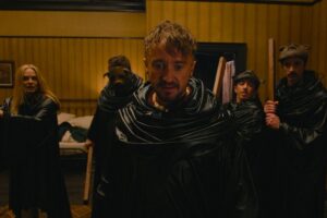 Ο Τομ Φέλτον εξηγεί πώς έγινε και πάλι ο κακός, αυτή τη φορά στο “Θα Σε Σκοτώσουν”