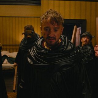 Ο Τομ Φέλτον εξηγεί πώς έγινε και πάλι ο κακός, αυτή τη φορά στο “Θα Σε Σκοτώσουν”