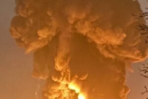 Ιράν: Απόκοσμες εικόνες μετά το χτύπημα στις πετρελαϊκές εγκαταστάσεις