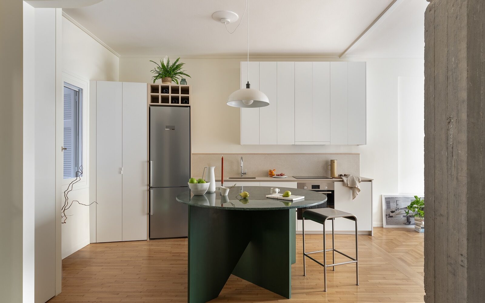 Ένα σκοτεινό διαμέρισμα στον Λυκαβηττό μετατρέπεται σε φωτεινό χώρο διαβίωσης