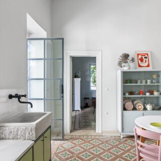 Ένα παλιό σπίτι στον Κεραμεικό μεταμορφώνεται σε δύο φωτεινές κατοικίες γεμάτες χαρακτήρα