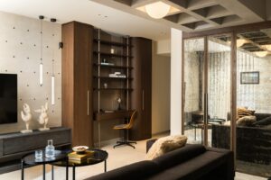 Άνεση και ειδικά σχεδιασμένη υλικότητα σε μια σύγχρονη κατοικία στη Θεσσαλονίκη