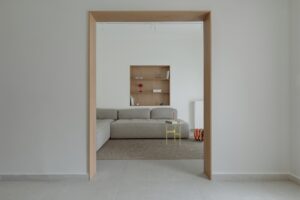 Το So Far Studio μετατρέπει ένα σπίτι των 50s σε αστικό «εξοχικό»