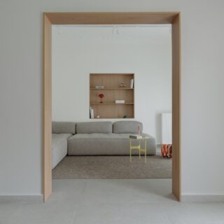 Το So Far Studio μετατρέπει ένα σπίτι των 50s σε αστικό «εξοχικό»