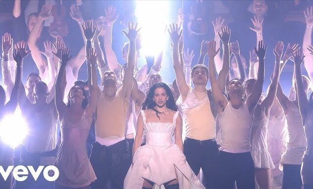 Brit Awards 2026: Καλλιτέχνης της Χρονιάς η Olivia Dean και καλύτερη εμφάνιση της χρονιάς η Rosalia με την Bjork