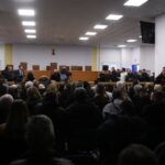 Δίκη για τα Τέμπη: Σφοδρές αντιδράσεις για την αίθουσα, διεκόπη η συνεδρίαση