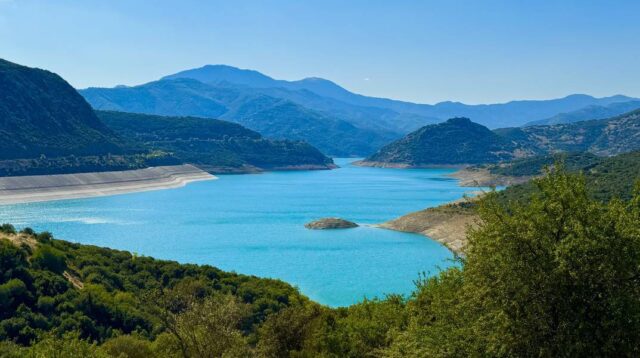 Συνεχίζει να ανεβαίνει η στάθμη του Μόρνου. Εξαφανίστηκαν τα σπίτια του «βυθισμένου» χωριού Κάλλιο