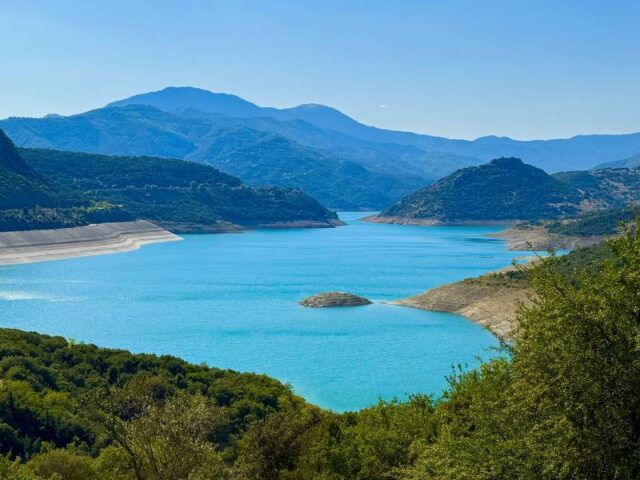 Συνεχίζει να ανεβαίνει η στάθμη του Μόρνου. Εξαφανίστηκαν τα σπίτια του «βυθισμένου» χωριού Κάλλιο