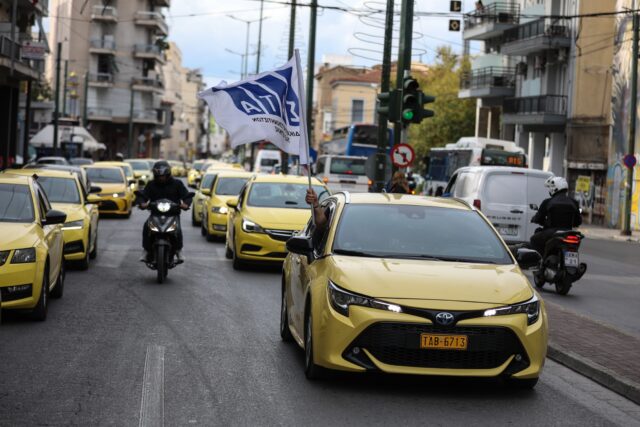 Απεργία διαρκείας ξεκινούν από αύριο οι οδηγοί ταξί
