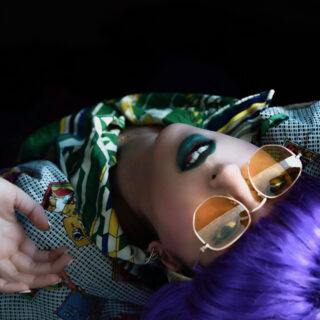 Η Νάλια Ζήκου δημιουργεί πολυεπίπεδες γυναικείες ιστορίες μόνο με ήχο