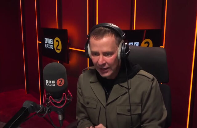 Εκτός BBC ο Σκοτ Μιλς: Στο φως η έρευνα της αστυνομίας για σεξουαλική κακοποίηση ανηλίκου