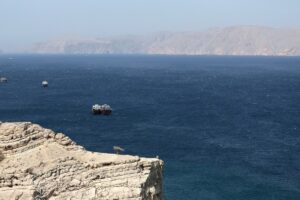 Τρία πλοία δέχθηκαν επίθεση στα Στενά του Ορμούζ