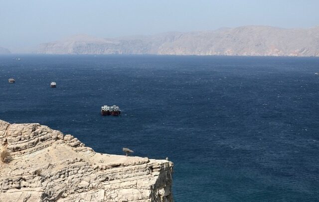 Τρία πλοία δέχθηκαν επίθεση στα Στενά του Ορμούζ