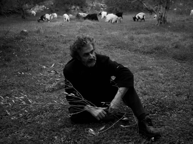 Ο Ψαρογιώργης σόλο στην παράσταση «Χώμα»