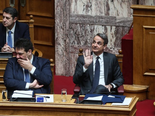 Οι αντιδράσεις της αντιπολίτευσης για το ασυμβίβαστο υπουργού και βουλευτή