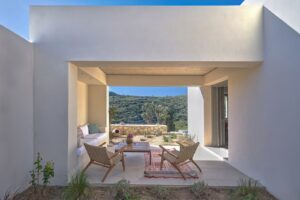 Μεσογειακή απλότητα και κυκλαδίτικη αρχιτεκτονική ενώνονται σε τρεις κατοικίες στην Πάρο