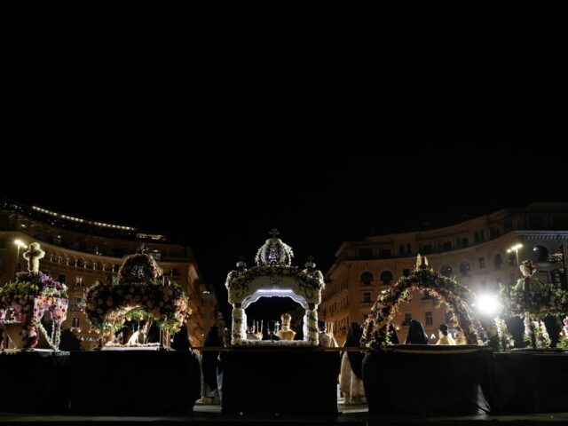 Συνάντηση πέντε Επιταφίων σήμερα στην πλατεία Αριστοτέλους