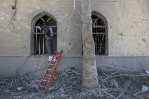 Ασταμάτητα πλήγματα στο Ιράν μερικές ώρες πριν λήξει το τελεσίγραφο Τραμπ