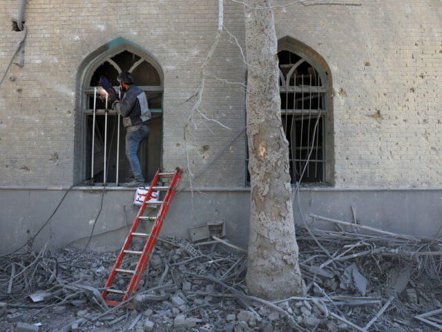 Ασταμάτητα πλήγματα στο Ιράν μερικές ώρες πριν λήξει το τελεσίγραφο Τραμπ