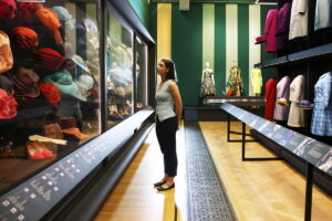 Τα ρούχα της Βασίλισσας: Η γκαρνταρόμπα της Ελισάβετ σε μια μοναδική έκθεση