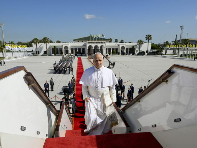 Ο πάπας Λέων ταξιδεύει στο Καμερούν στο πλαίσιο περιοδείας του στην Αφρική