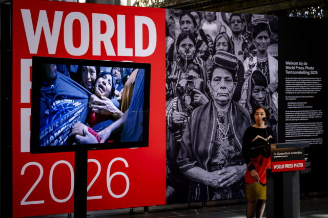 World Press Photo 2026: Πρώτο βραβείο στη φωτογραφία οικογένειας μεταναστών που χωρίζεται από την ICE