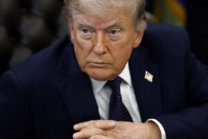 ΗΠΑ: Οι αυξήσεις στα καύσιμα «καίνε» τον Τραμπ πριν τις ενδιάμεσες εκλογές