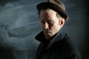 Massive Attack και Tom Waits μόλις κυκλοφόρησαν το πιο ισχυρό αντιπολεμικό τραγούδι των τελευταίων ετών