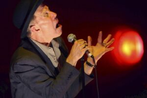 Ο Τομ Γουέιτς δημοσίευσε ένα απόσπασμα από το σκοτεινό ποίημα spoken-word «The Fly»