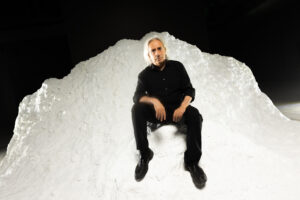 Γιάννης Αγγελάκας : «Το προτεκτοράτο μας πάντα πρωτοστατούσε στην ανοησία…»