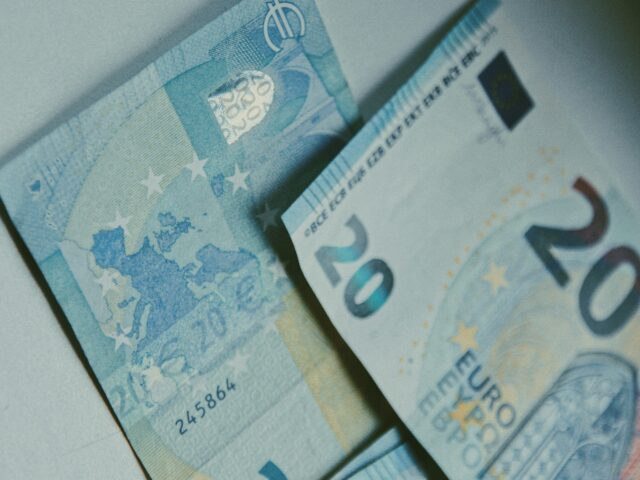 Σε ισχύ από σήμερα η αύξηση στον κατώτατο μισθό