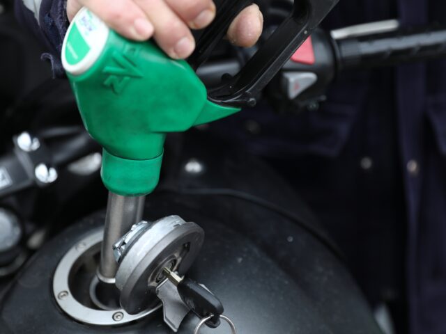 Πρόστιμα σε Αττική και Ρόδο για υπέρβαση του πλαφόν στα καύσιμα